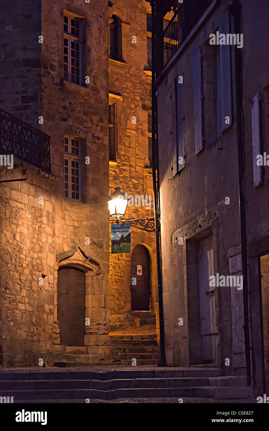 Altbauwohnung mit Straßenlaterne in der Abenddämmerung Sarlat-Dordogne-Frankreich Stockfoto