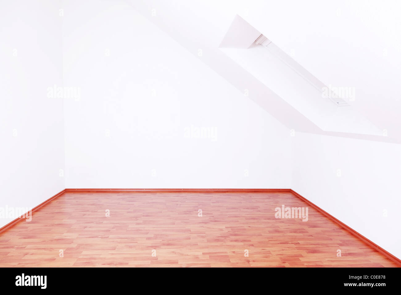 Umzug in oder out - leere Zimmer mit Dachfenster Stockfoto