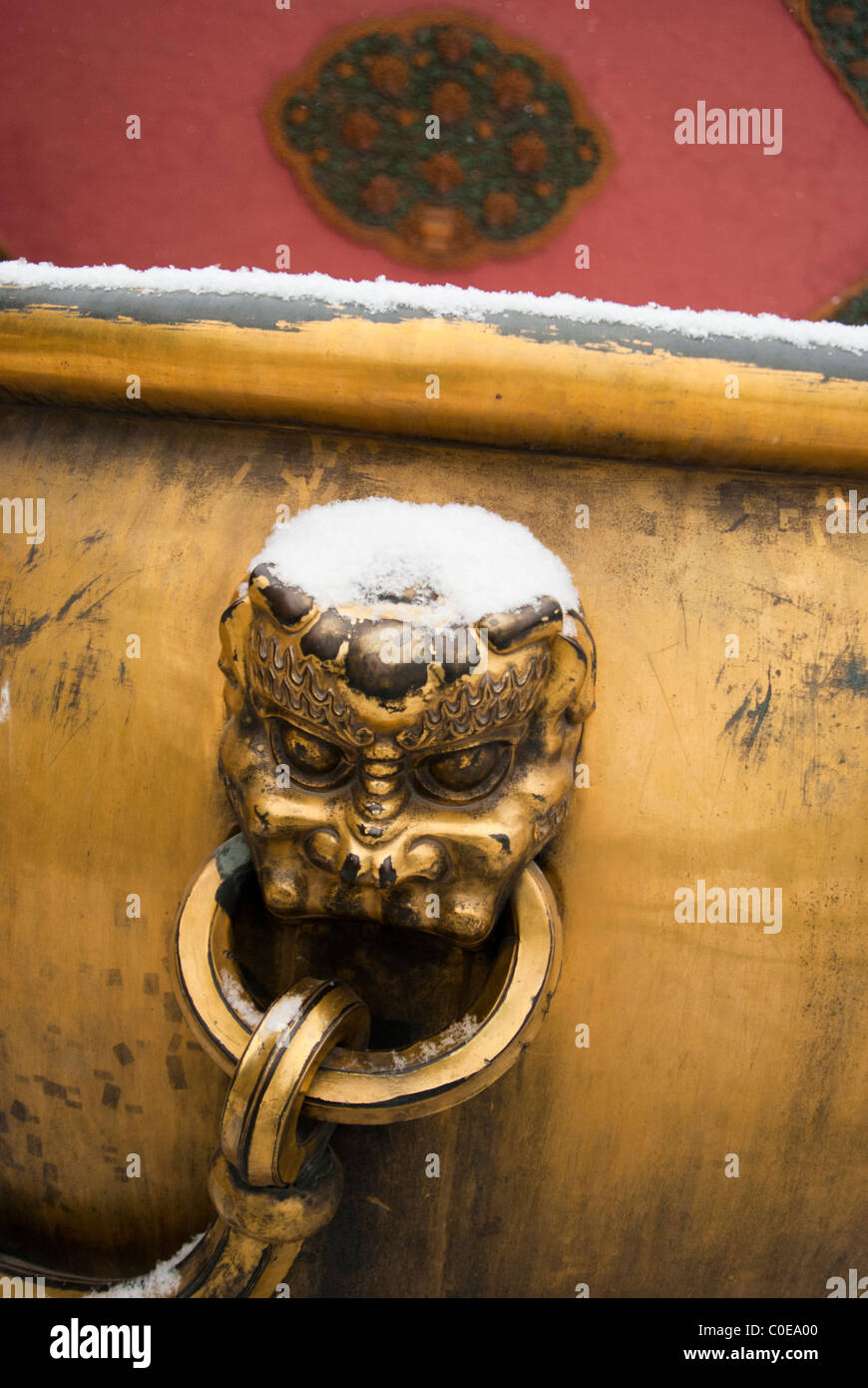 Nahaufnahme von einem bronzenen Löwen Griff schneebedeckt, verbotenen Palast, Peking, China Stockfoto