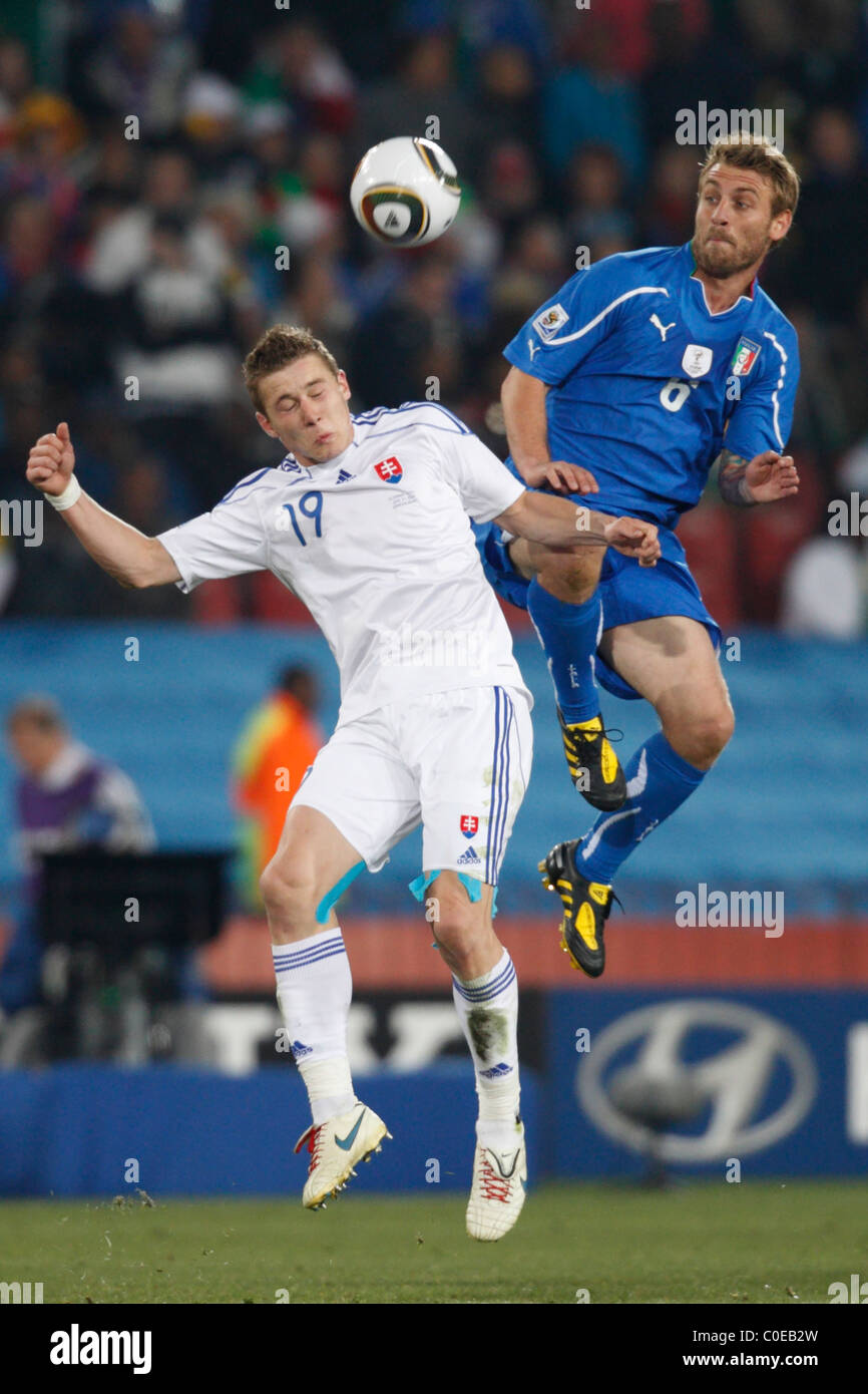 Juraj Kucka der Slowakei (l) und Daniele de Rossi von Italy (r) Sprung für einen Header während einer FIFA WM 2010 Spiel 24. Juni 2010 Stockfoto