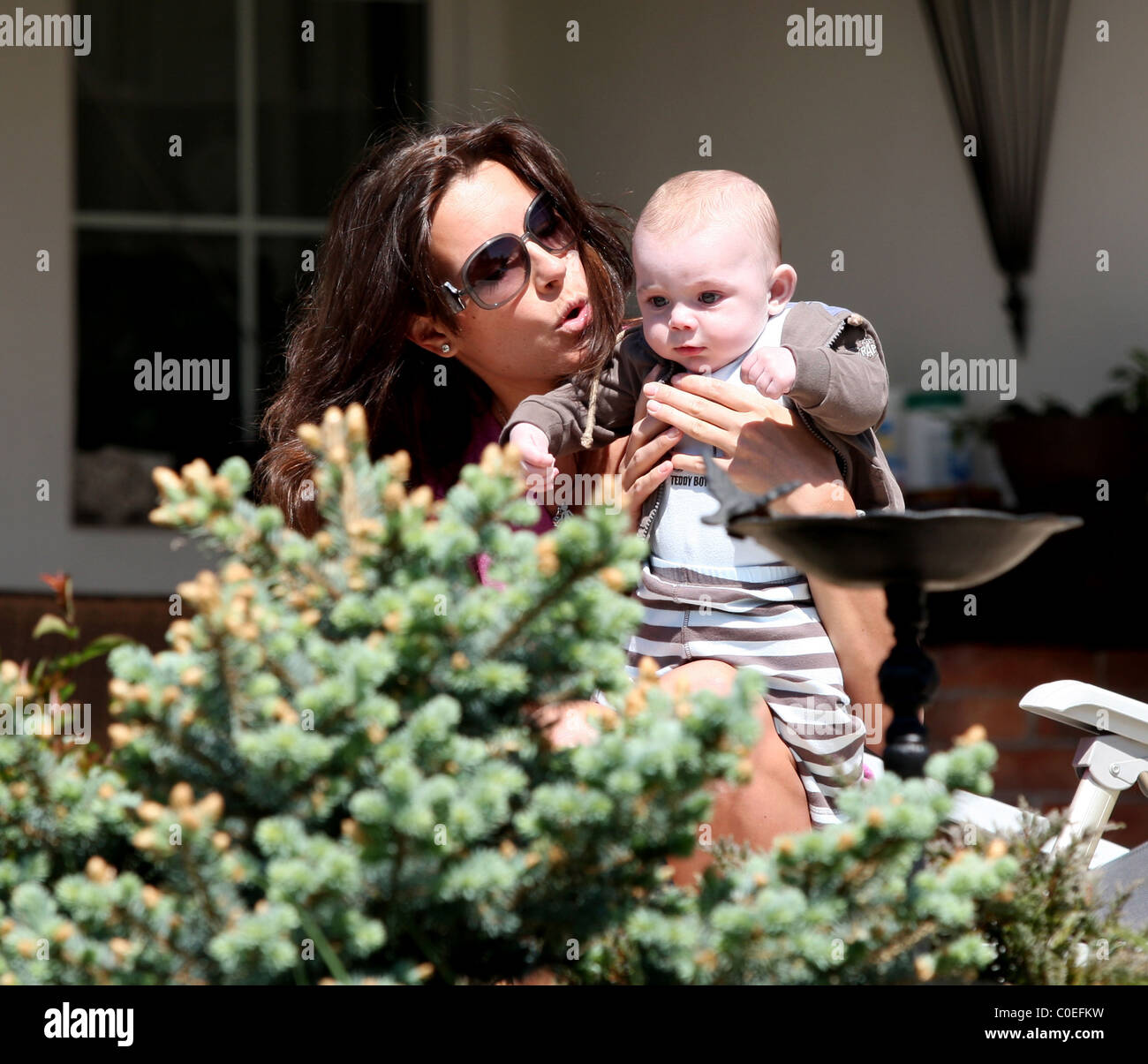 Alena Seredova, Tschechische Model und Freundin von italienischen Torwart Gianluigi Buffon, mit ihrem Sohn Louise Thomas Prague, Czech Stockfoto