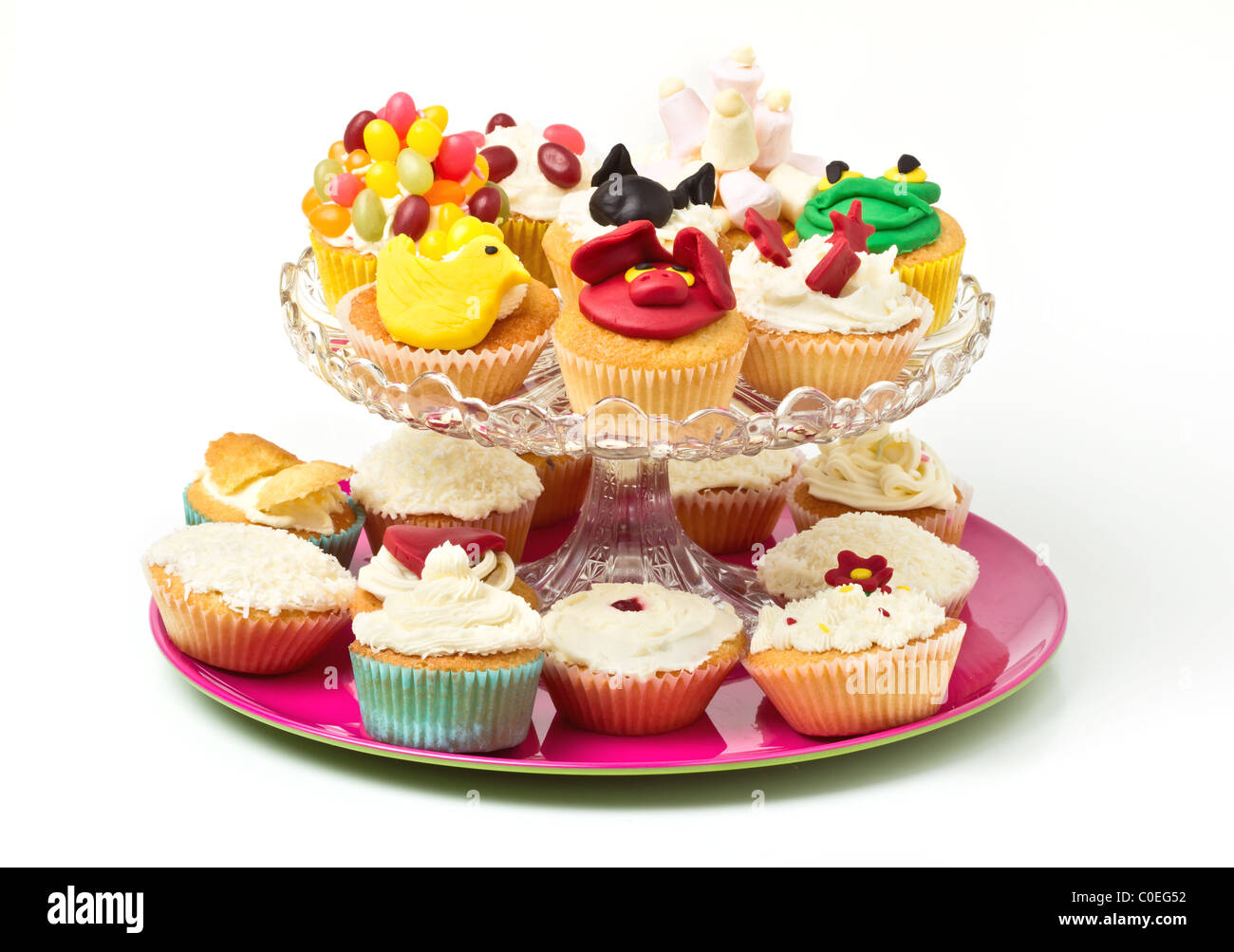 Eine Vielzahl von lebendigen Spaß Cup Kuchen auf eine Tortenplatte. Stockfoto