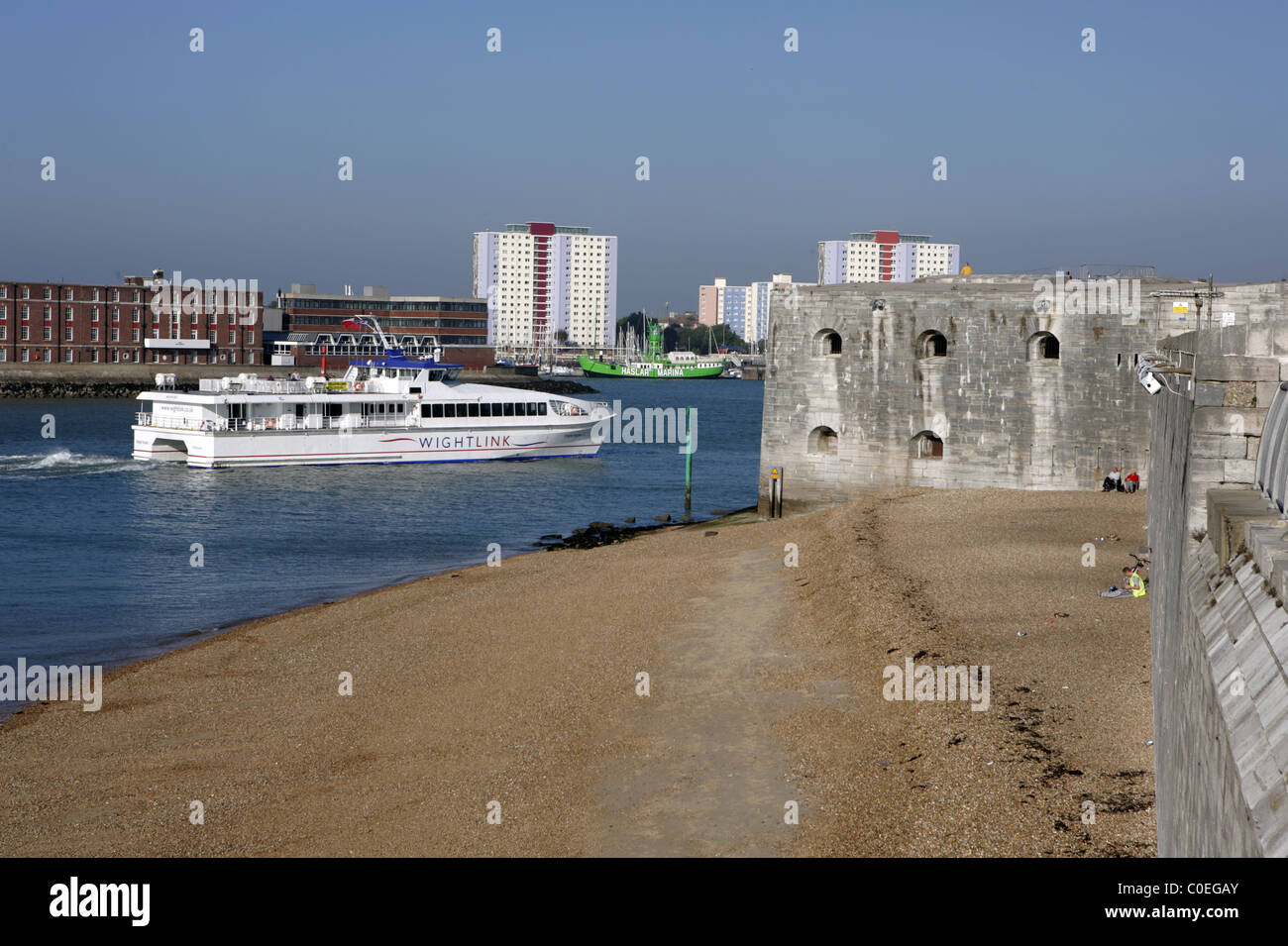 Wightlink Fähren übergibt der runde Turm, wie es seinen Weg in Portsmouth, Hampshire Großbritannien macht. Stockfoto