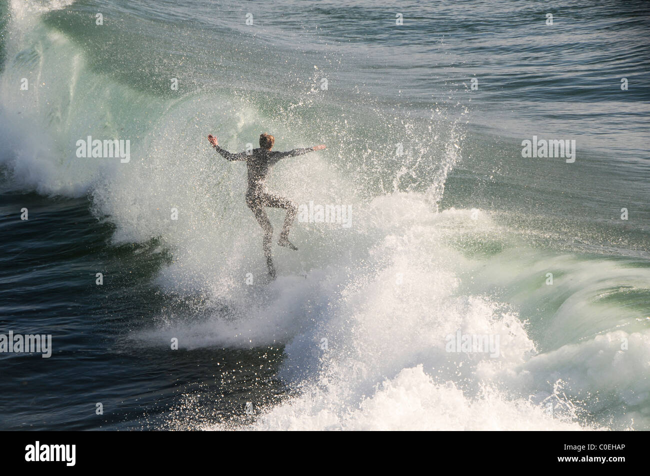 Surfer fangen Welle Stockfoto