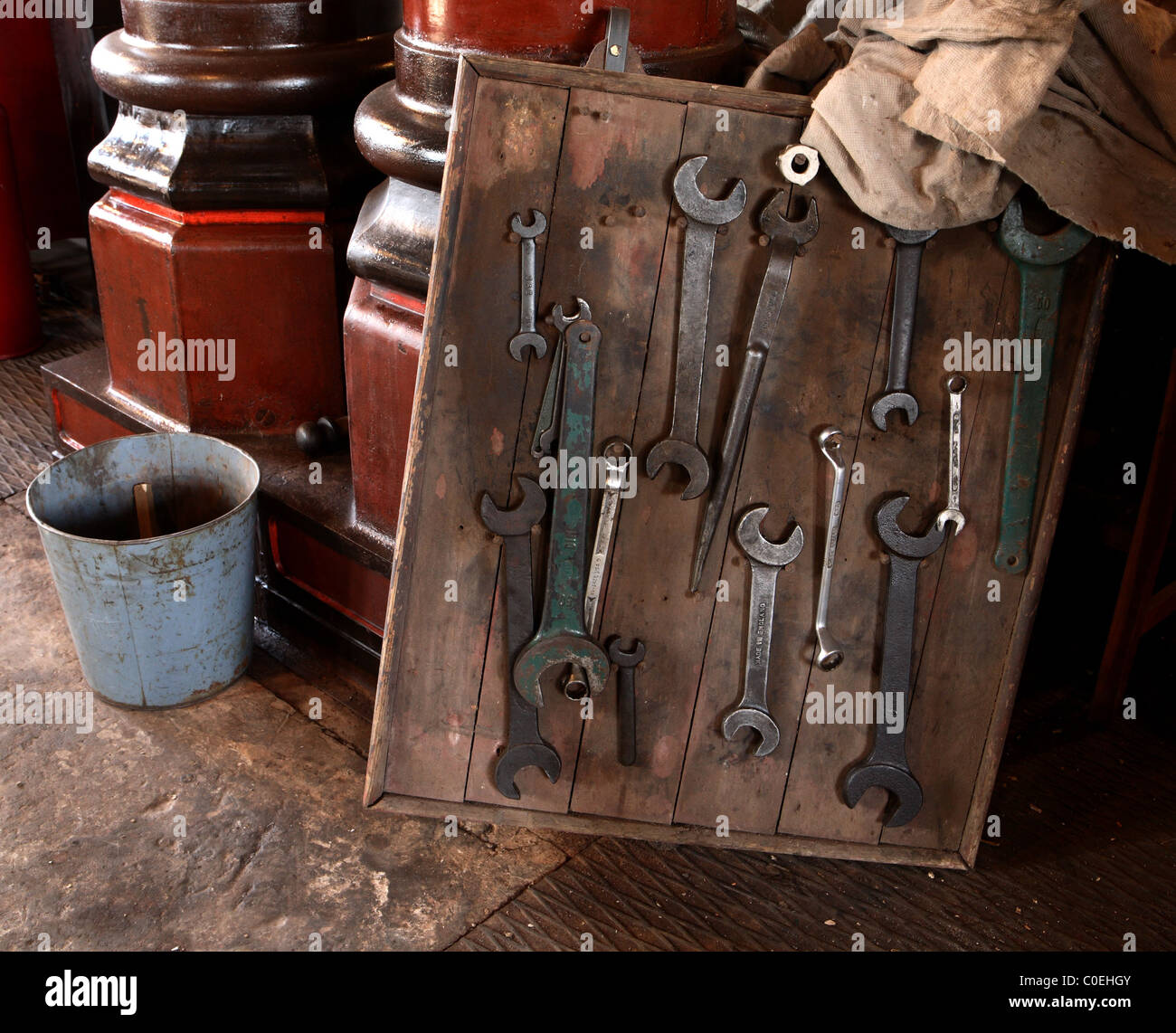 Schraubenschlüssel hängen auf einem Holzbrett Schraubenschlüssel Stockfoto