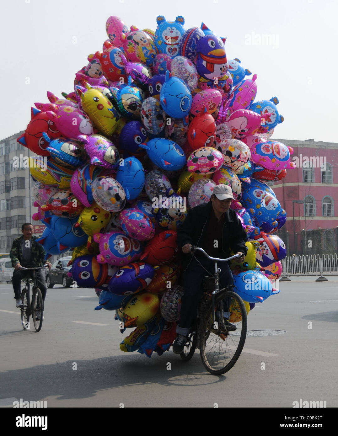 Ballonfahrt A Ballon-Verkäufer in China begeisterte Zuschauer durch sein  Fahrrad mit Hunderten von Helium gefüllte Ballons zu laden. Die  Stockfotografie - Alamy