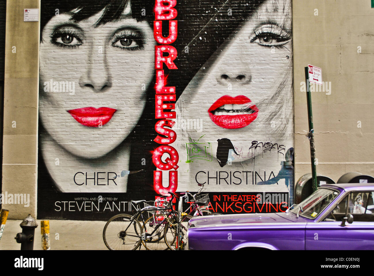 Gemälde an der Wand mit Burlesque Film Ad. Stockfoto