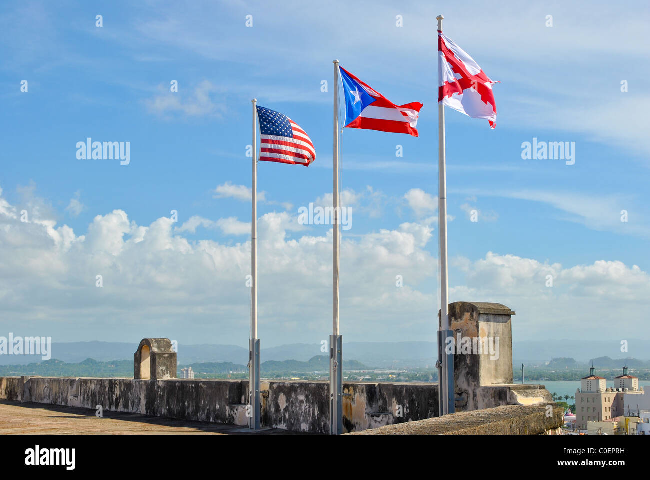 Drei Fahnen über das San Cristobal Fort in San Juan. Stockfoto