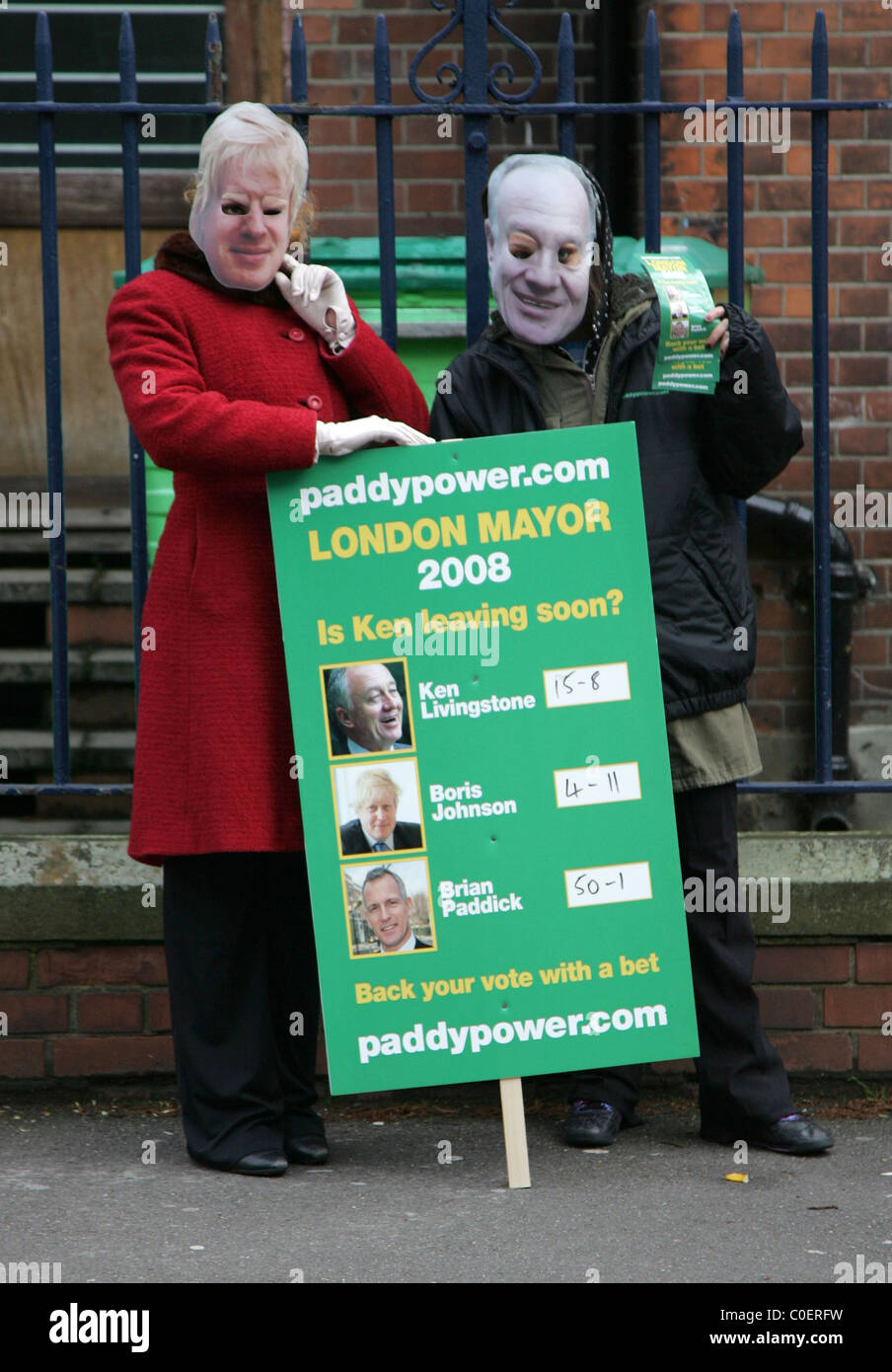 Paddy Power Buchmacher tout für Unternehmen vor einem Wahllokal heute Morgen bei der Bürgermeisterwahl. London, England- Stockfoto