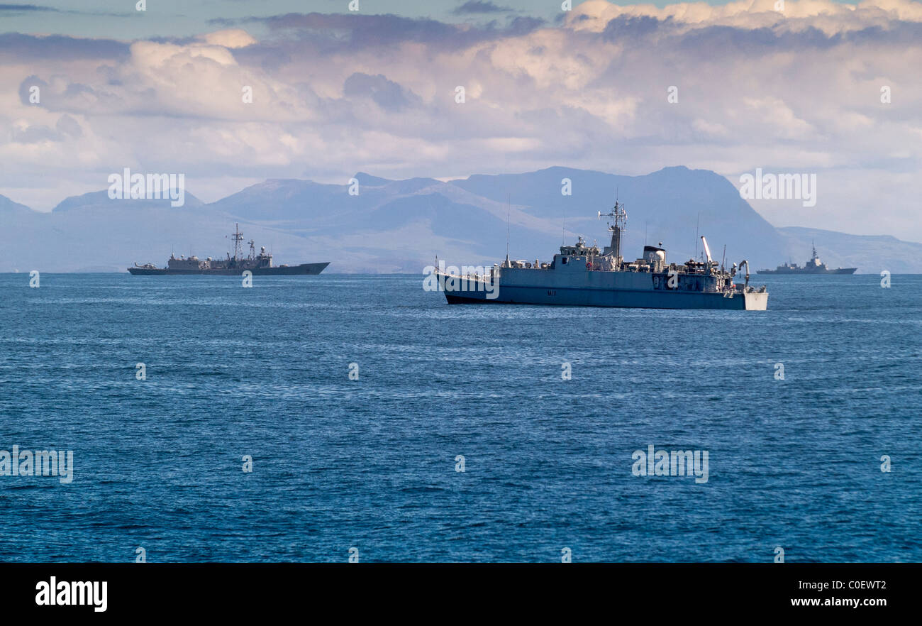 UNS, off britischen und spanischen Kriegsschiffe der Westküste Schottlands Stockfoto