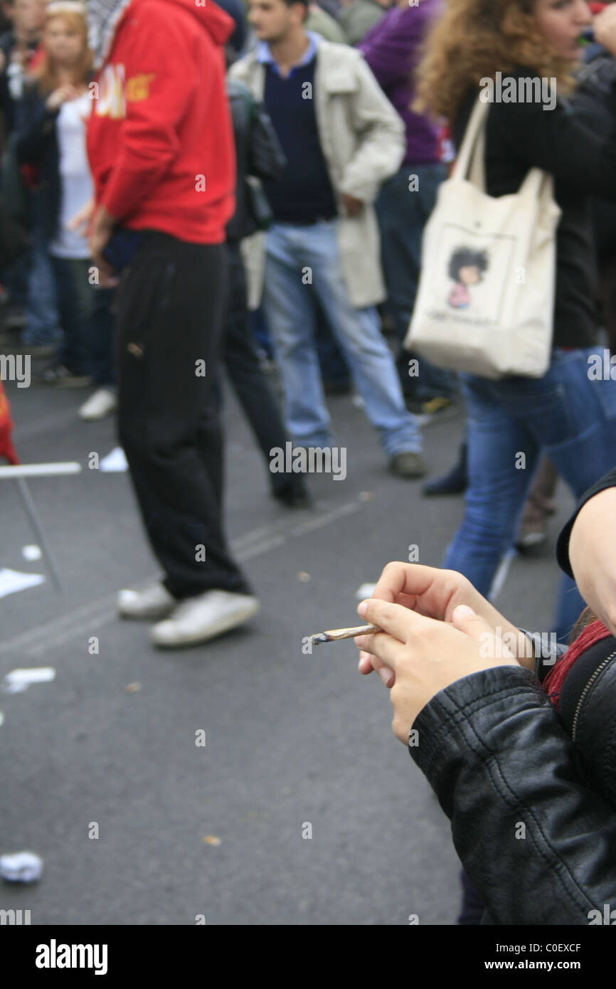 junge Frau Rauchen Zigarette in der Straße in der Stadt Stockfoto