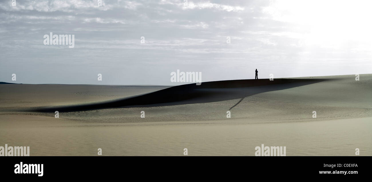 Einsame Gestalt in der Wüste Sahara Stockfoto