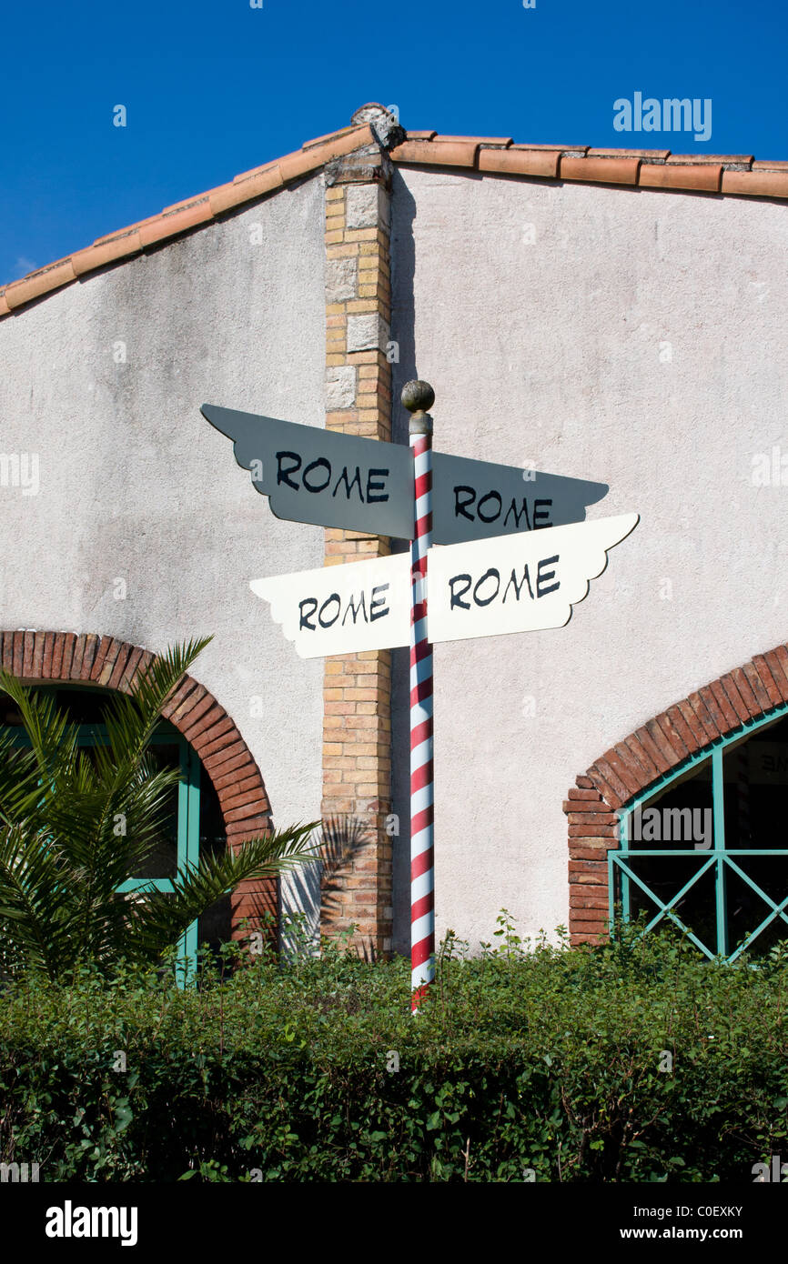 Ein Zeichen im Parc Asterix in Plailly, Frankreich, zeigen, dass alle Wege nach Rom führen. Stockfoto