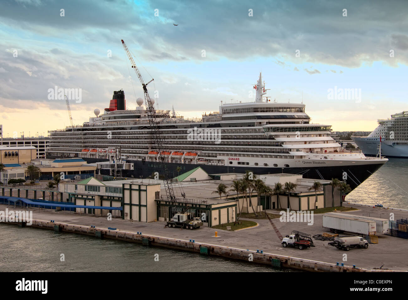 Das Kreuzfahrtschiff Queen Elizabeth in Port Everglades, Florida Stockfoto