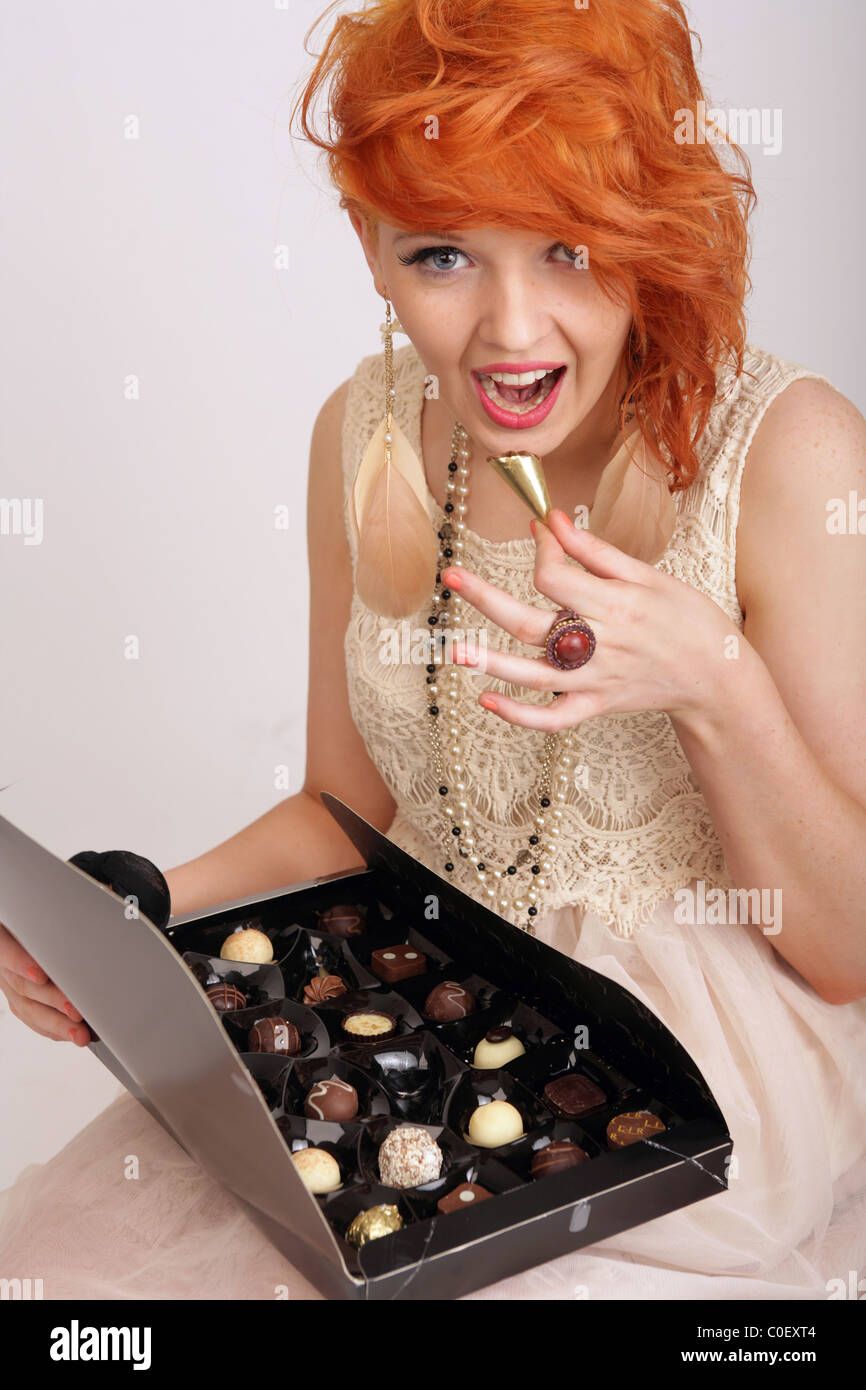 Teenager-Mädchen mit einem großen Schokoladen Auswahlbox. Stockfoto