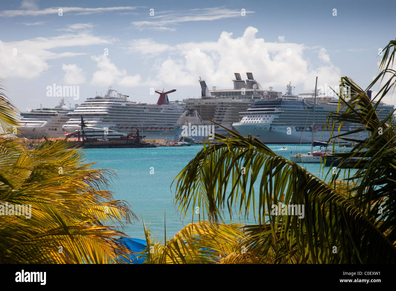 Kreuzfahrtschiffe im Hafen von St. Maarten, Caribbean Stockfoto