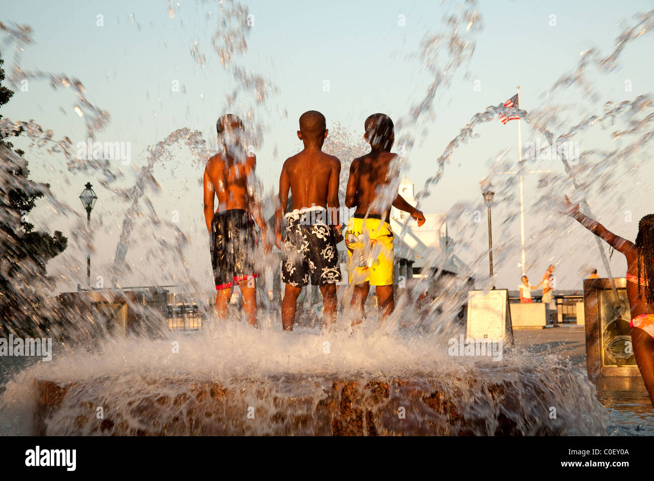 Afro-amerikanische Kinder spielen im Brunnen in der Charleston Waterfront Park in South Carolina USA Stockfoto