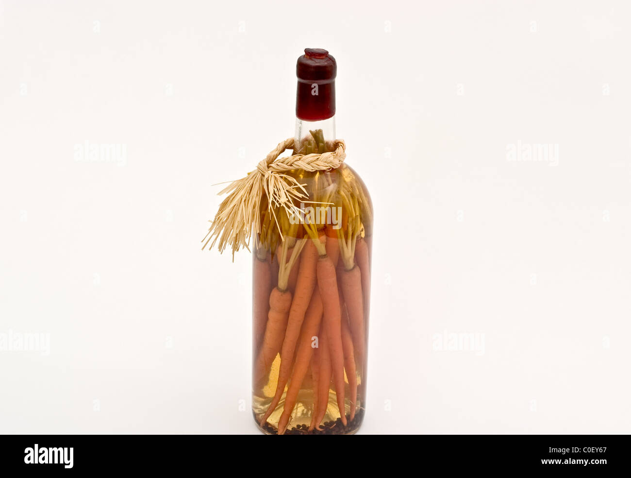 Versiegelte große Glasflasche gefüllt mit ganzen Karotte Stiele Stockfoto