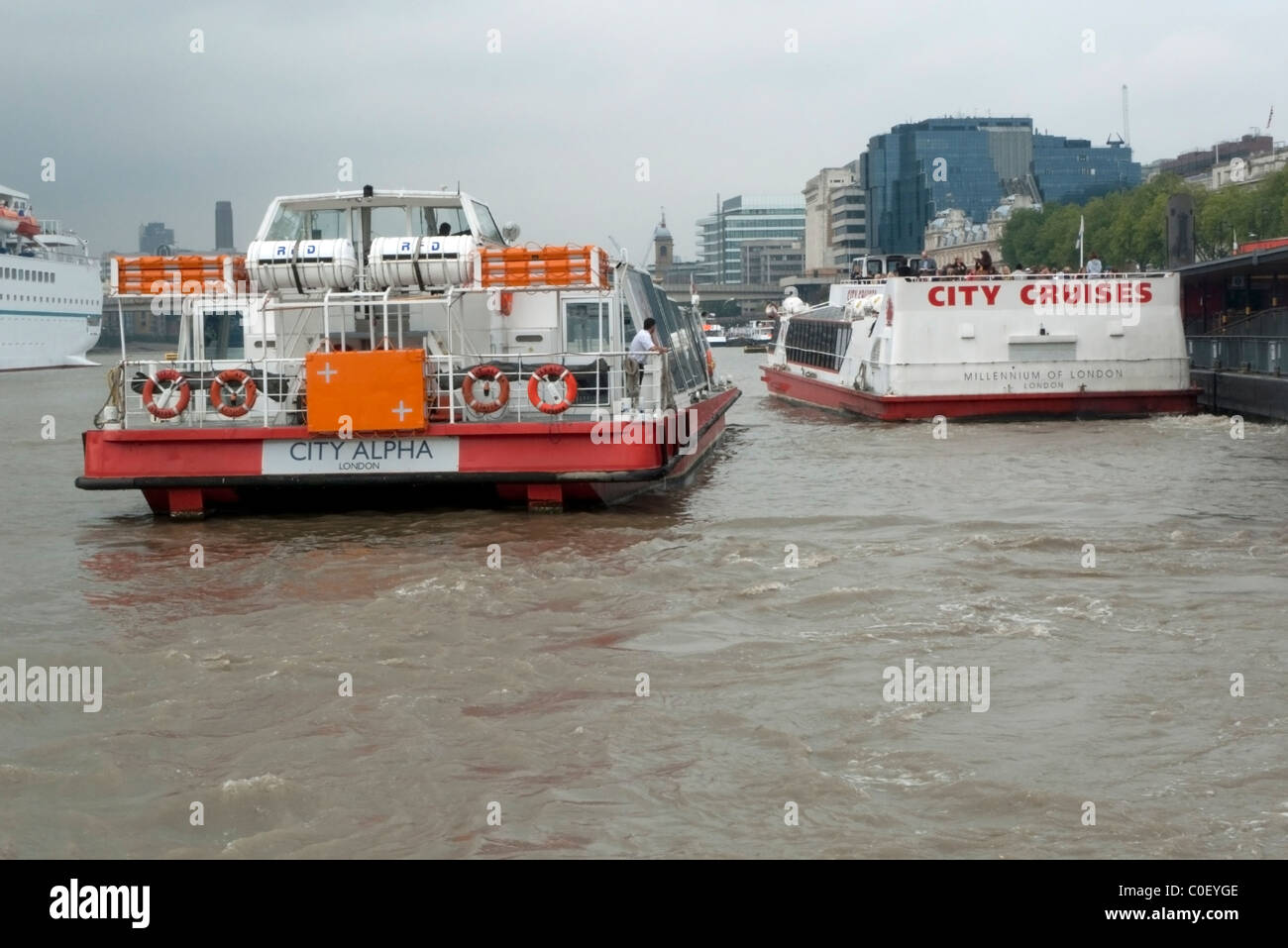 Rückansicht des Fähren kreuzen auf den schäumenden Fluss Themse London England UK Stockfoto