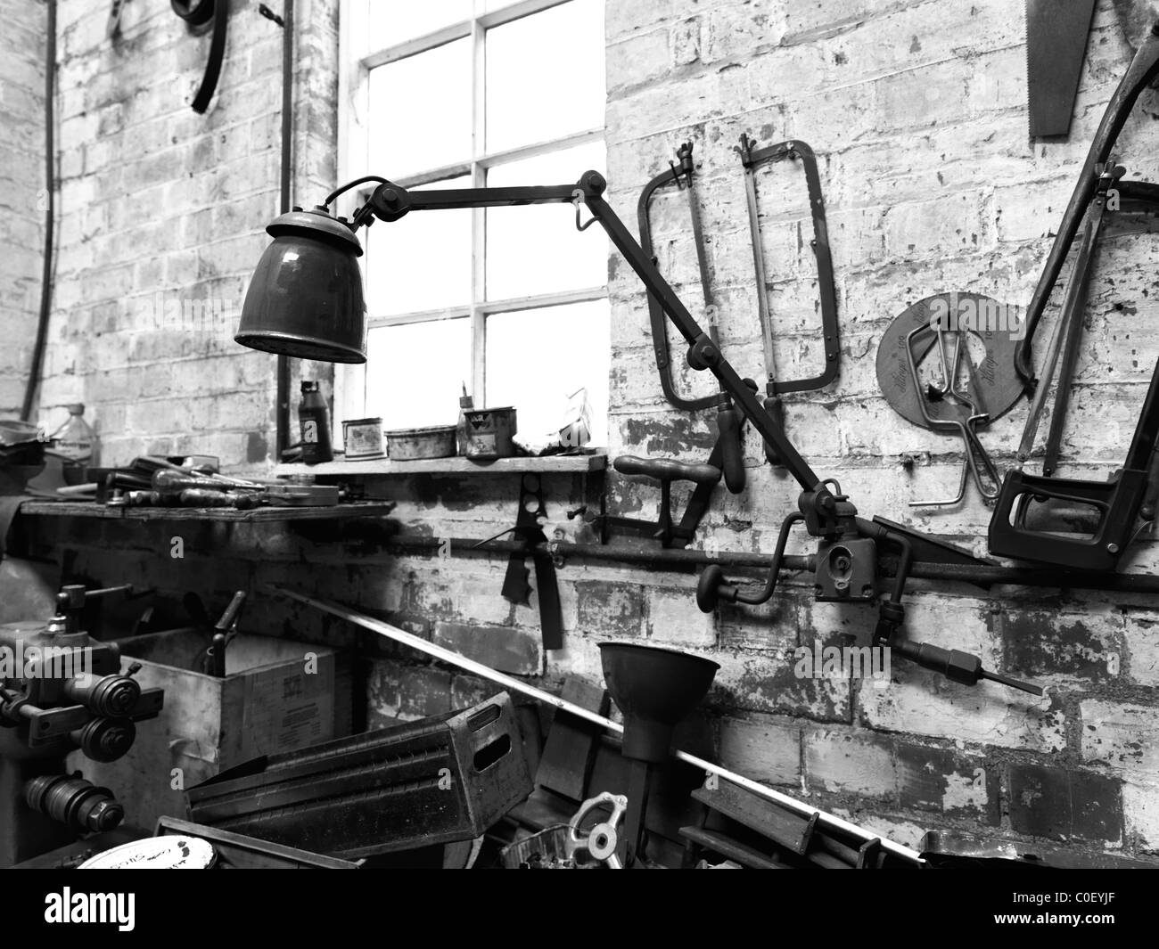 Alte Werkstatt mit Werkzeugen Stockfoto