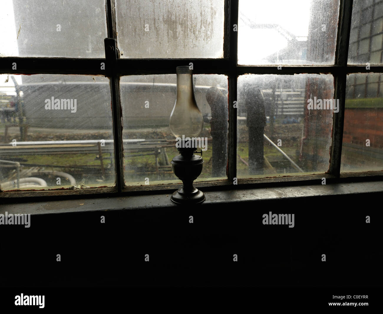 Öllampe auf Fensterbank Stockfoto