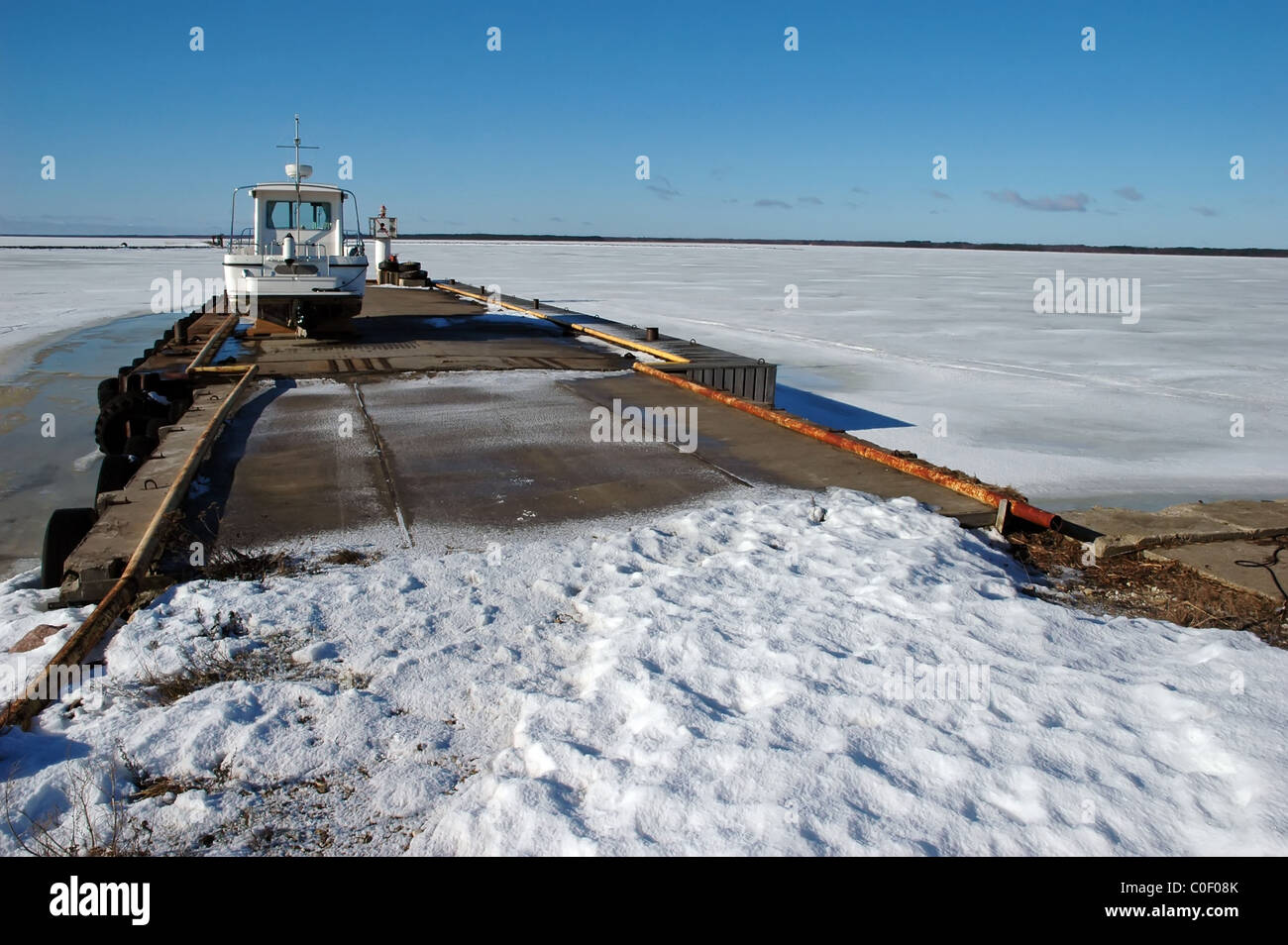 kleinen gefrorenen Hafen in Orjaku, Kassari, Hiiumaa, Estland im winter Stockfoto