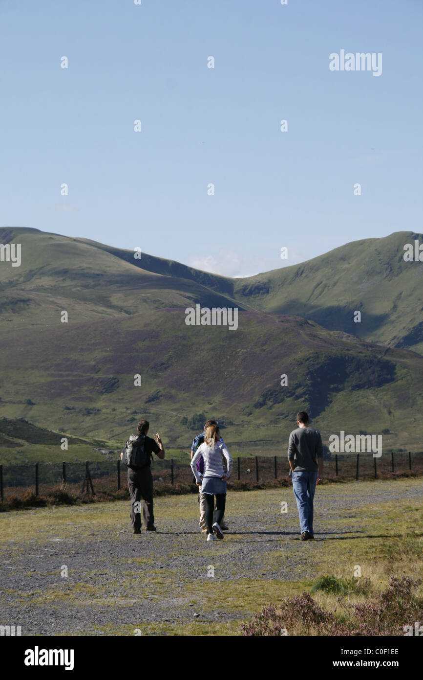 Touristen auf der Aussichtsplattform im Dinorwic Schiefer-Steinbruch, Nord-wales Stockfoto