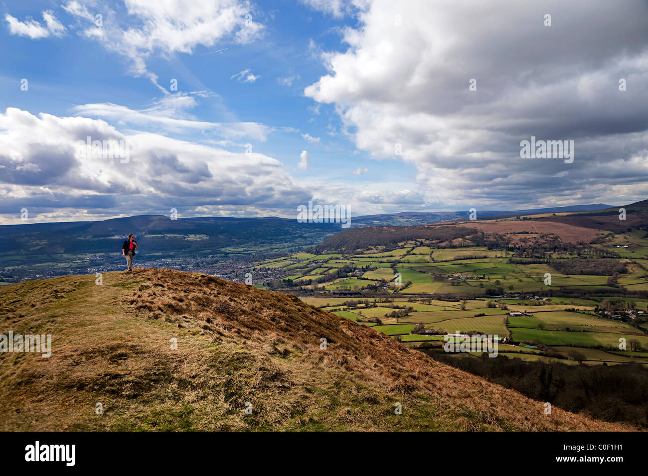 Frau Wanderer zu Fuß auf den Skirrid Wales UK Stockfoto