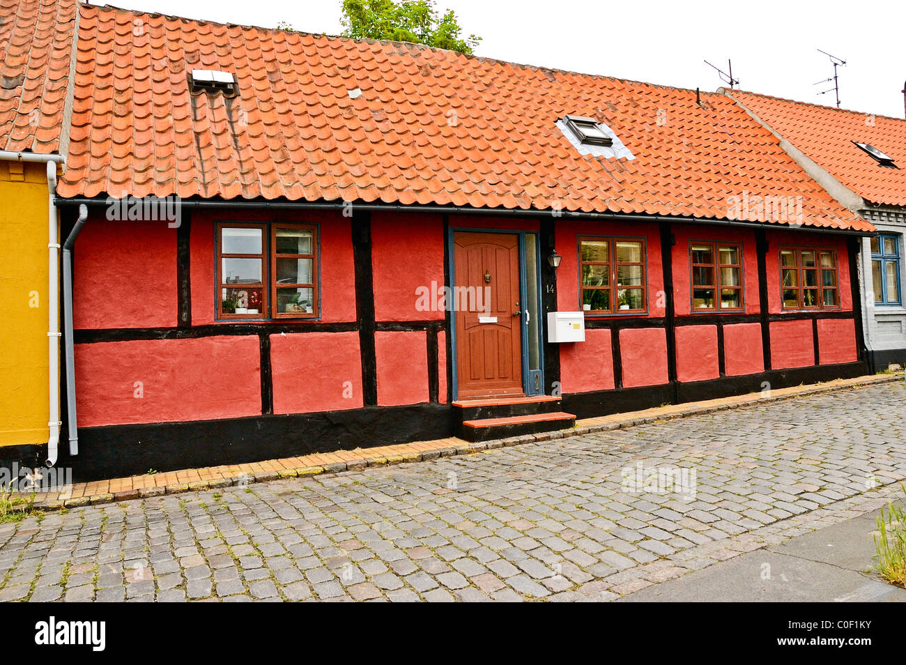 Fachwerkhäusern in einer malerischen Straße mit Kopfsteinpflaster im traditionellen Stil wieder aufgebaut nach schweren Beschädigungen während des Krieges, Ronne Stockfoto