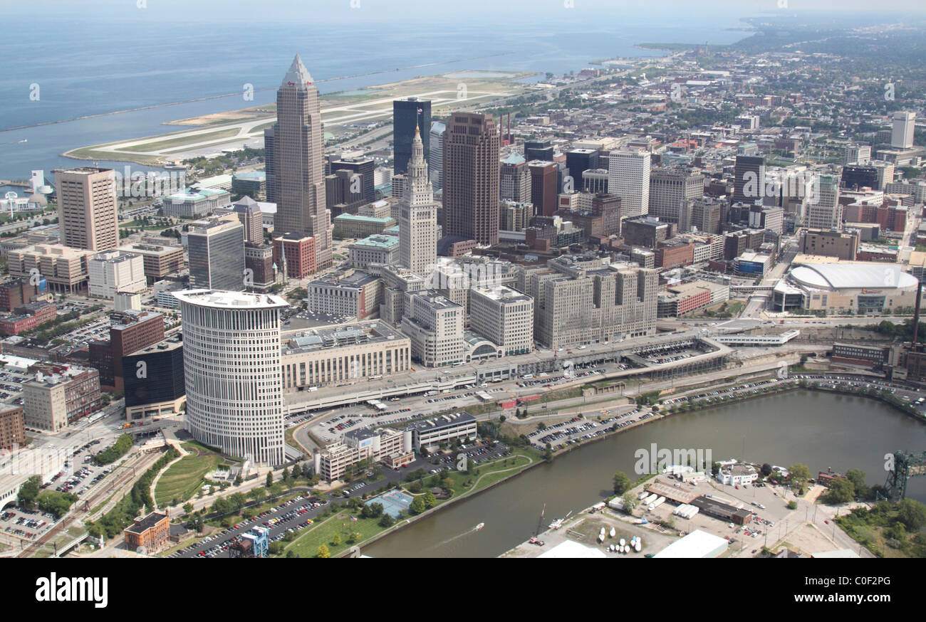 Luftaufnahme von Cleveland, Ohio mit Skyline Blick nordöstlich. Stockfoto