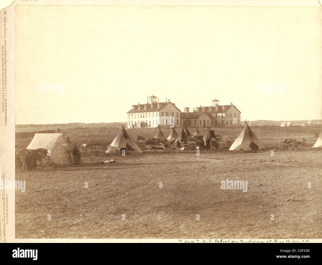 US-Schule für Indianer in Pine Ridge, South Dakota, mit kleinen Oglala Tipi camp vor 1891 Stockfoto