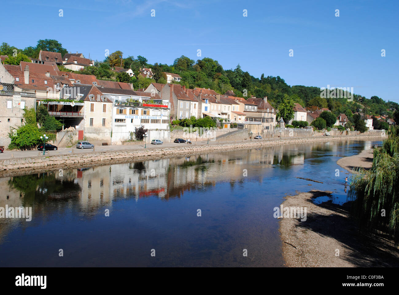 Fluss Vézère in der Marktstadt von Le Bugue, Frankreich Stockfoto