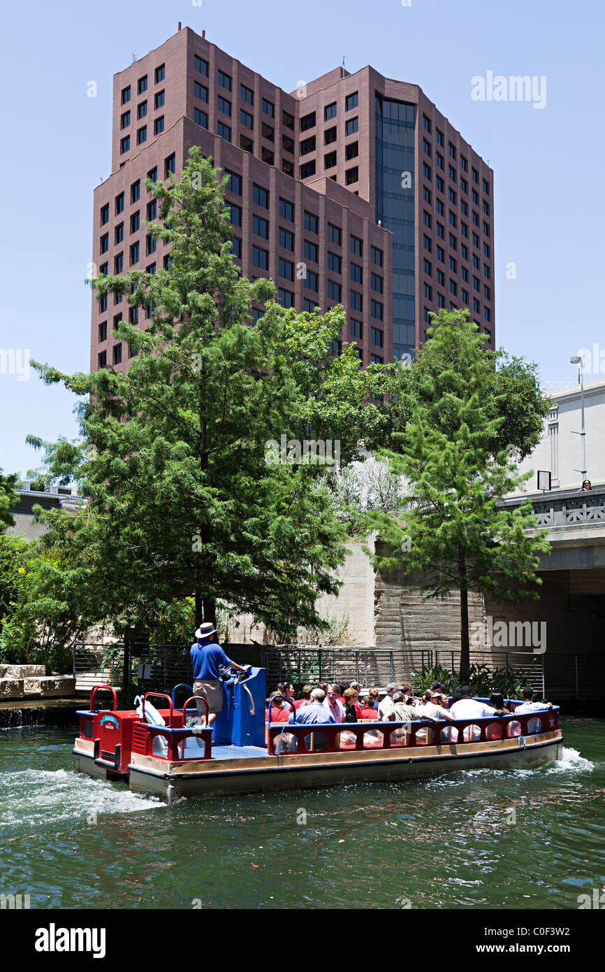 Sightseeing auf einem Fluss Menschen taxi San Antonio River Walk Texas USA Stockfoto