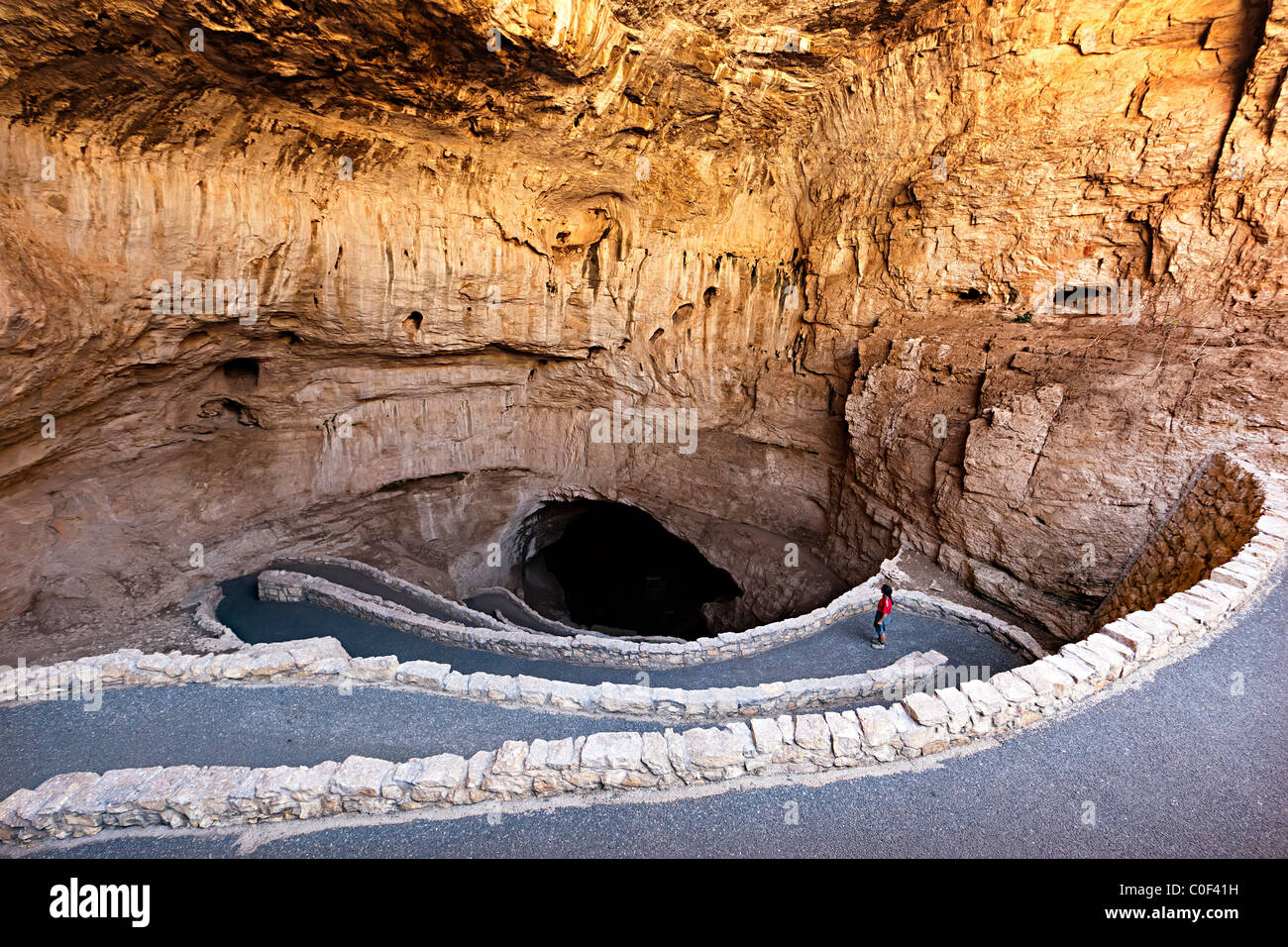 Auf Trail in Eingang in Carlsbad Caverns New Mexico USA stehende Person Stockfoto