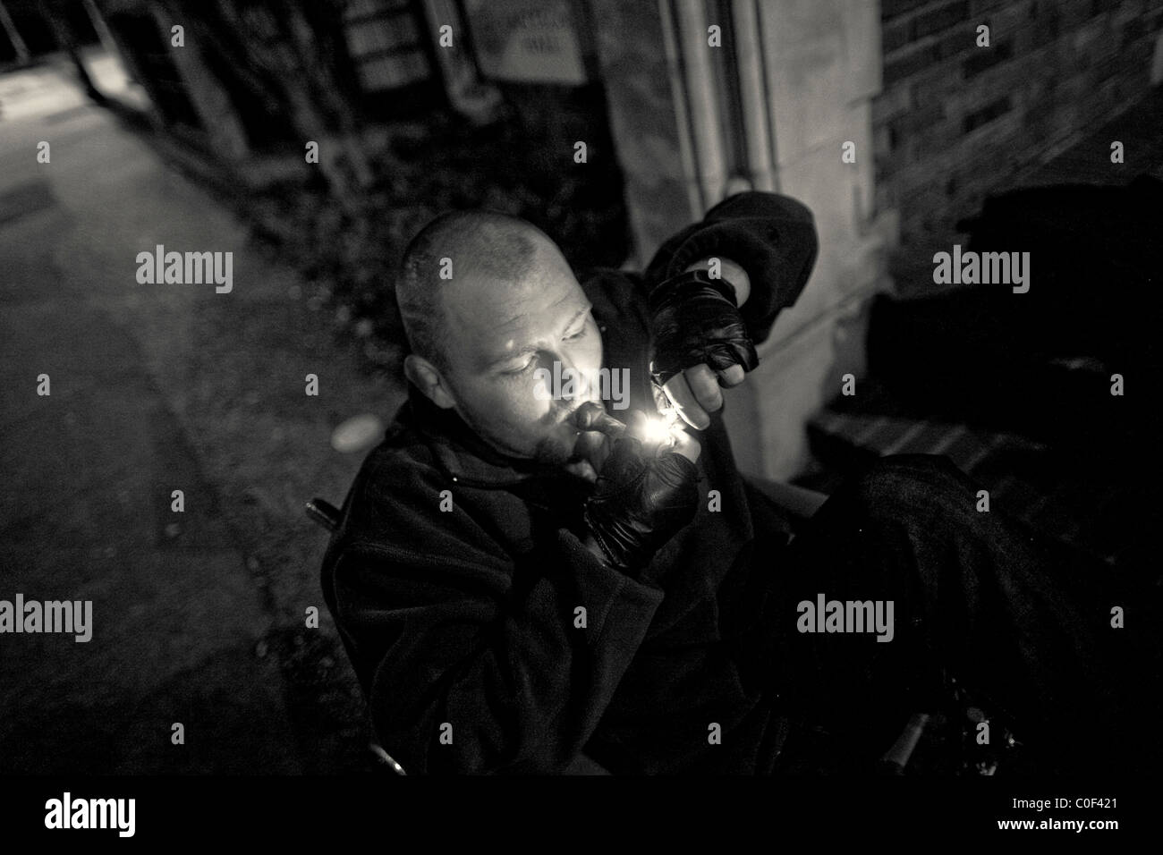 Ein obdachloser junger Erwachsener raucht Marihuana im Universitätsbezirk von Seattle Stockfoto