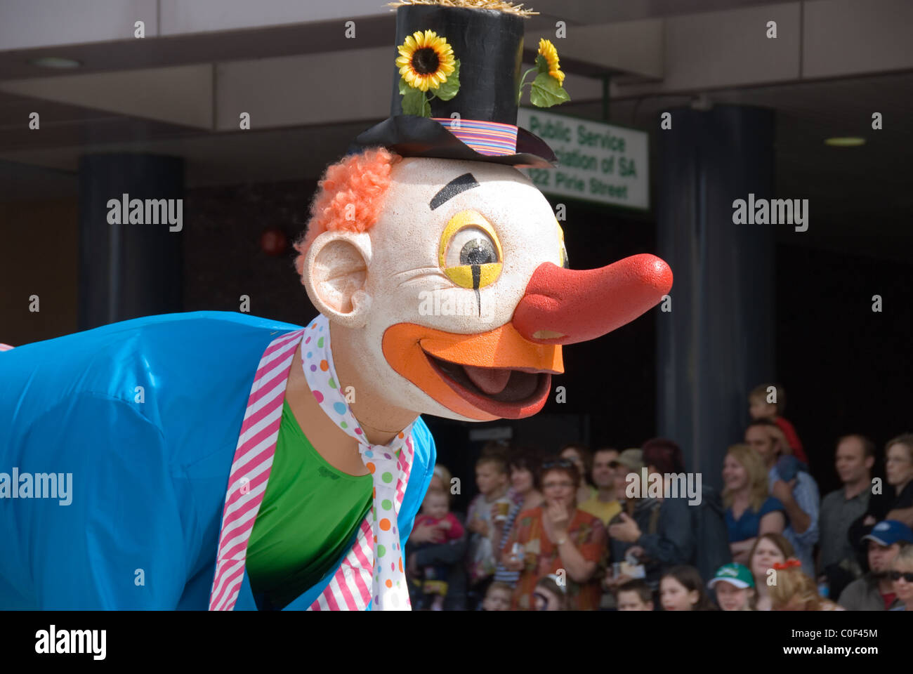 Ein Clown-Schwimmer in der Credit Union Weihnachten Festzug durch die Straßen von Adelaide, South Australia. Stockfoto