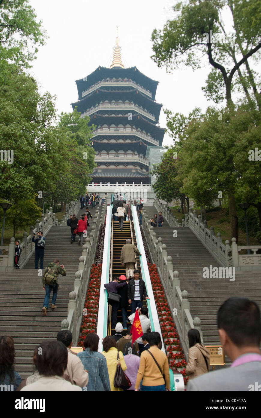 Die Rolltreppe auf der renovierten Leifeng Turm, Hang Zhou, Zhe Jiang Provinz, China. Stockfoto
