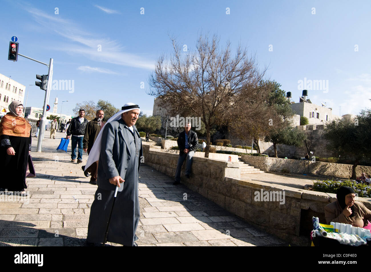 Ein palästinensischer Mann hinunter in Richtung Damaskus-Tor in Ost-Jerusalem. Stockfoto