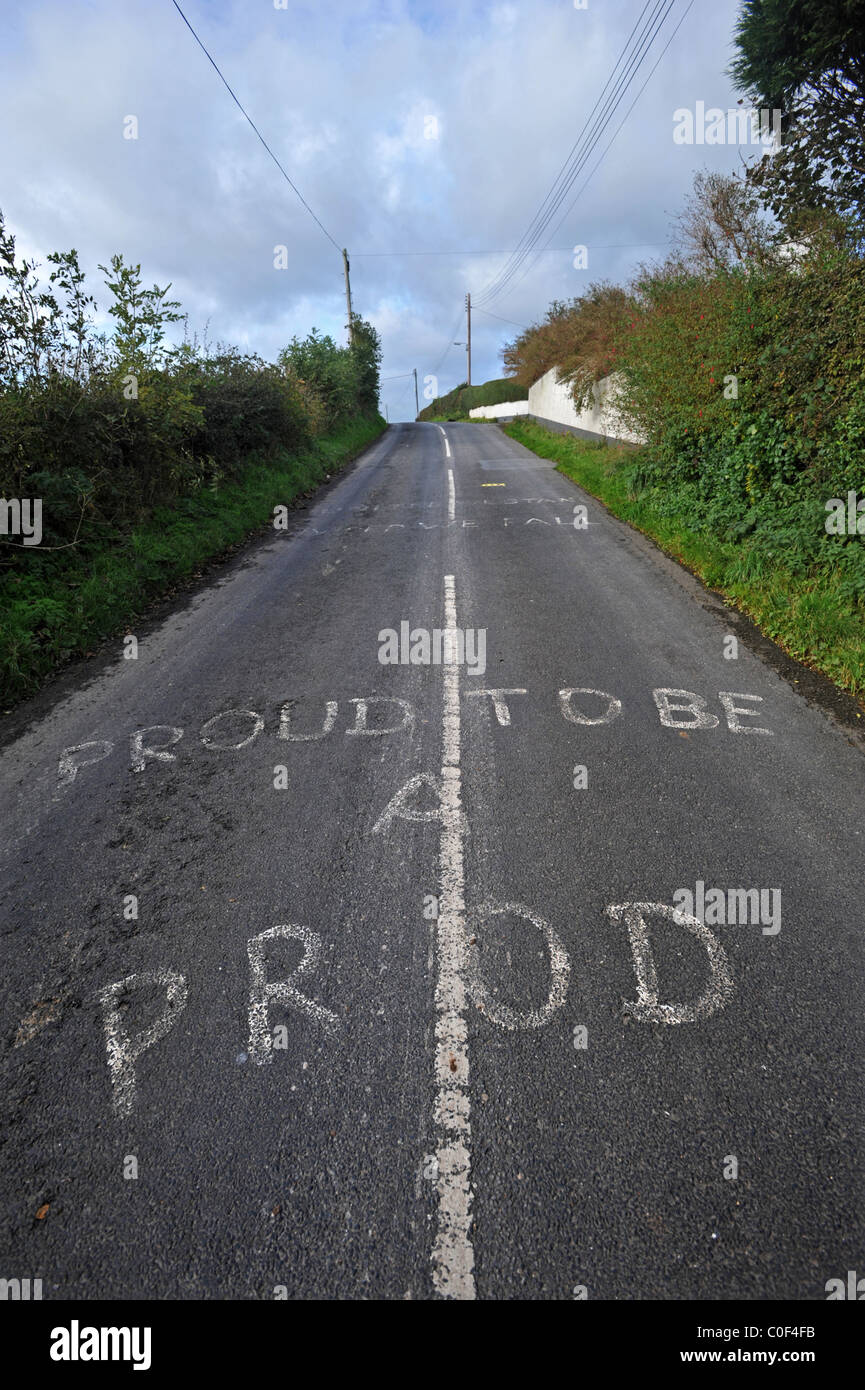 Loyalist Graffiti auf Straße, Ballycarry, County Antrim, Nordirland. Stockfoto