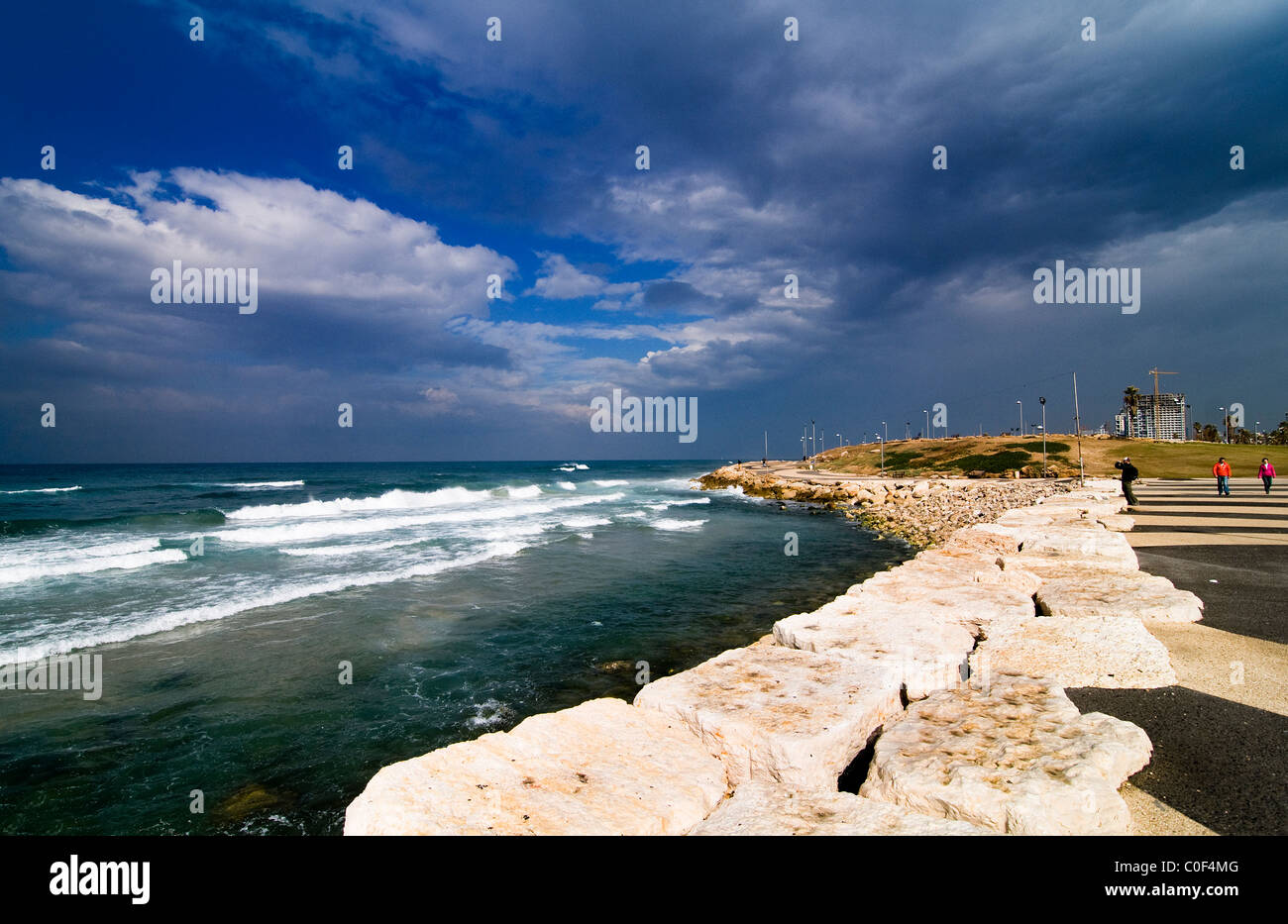 Die Mittelmeerküste in Tel Aviv, Israel. Stockfoto