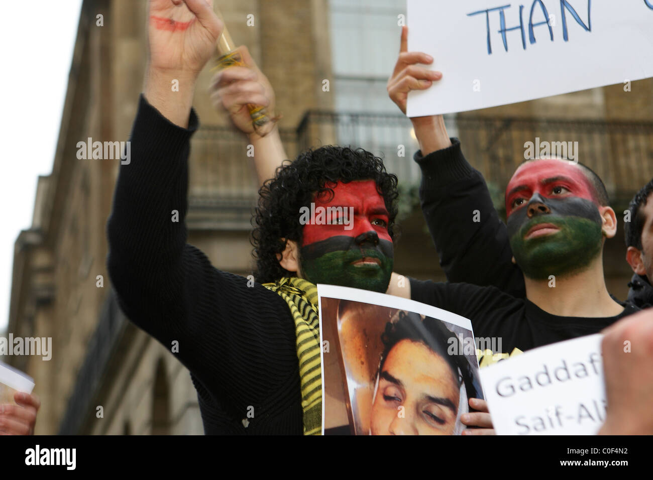 Anti-Gaddafi Regime Demonstrant mit Gesicht in Nationalfarben bemalt Stockfoto