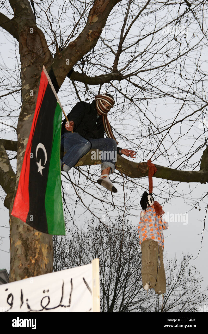 Demonstrant baumelt Bildnis von einem Baum bei Protest in der Downing Street Stockfoto