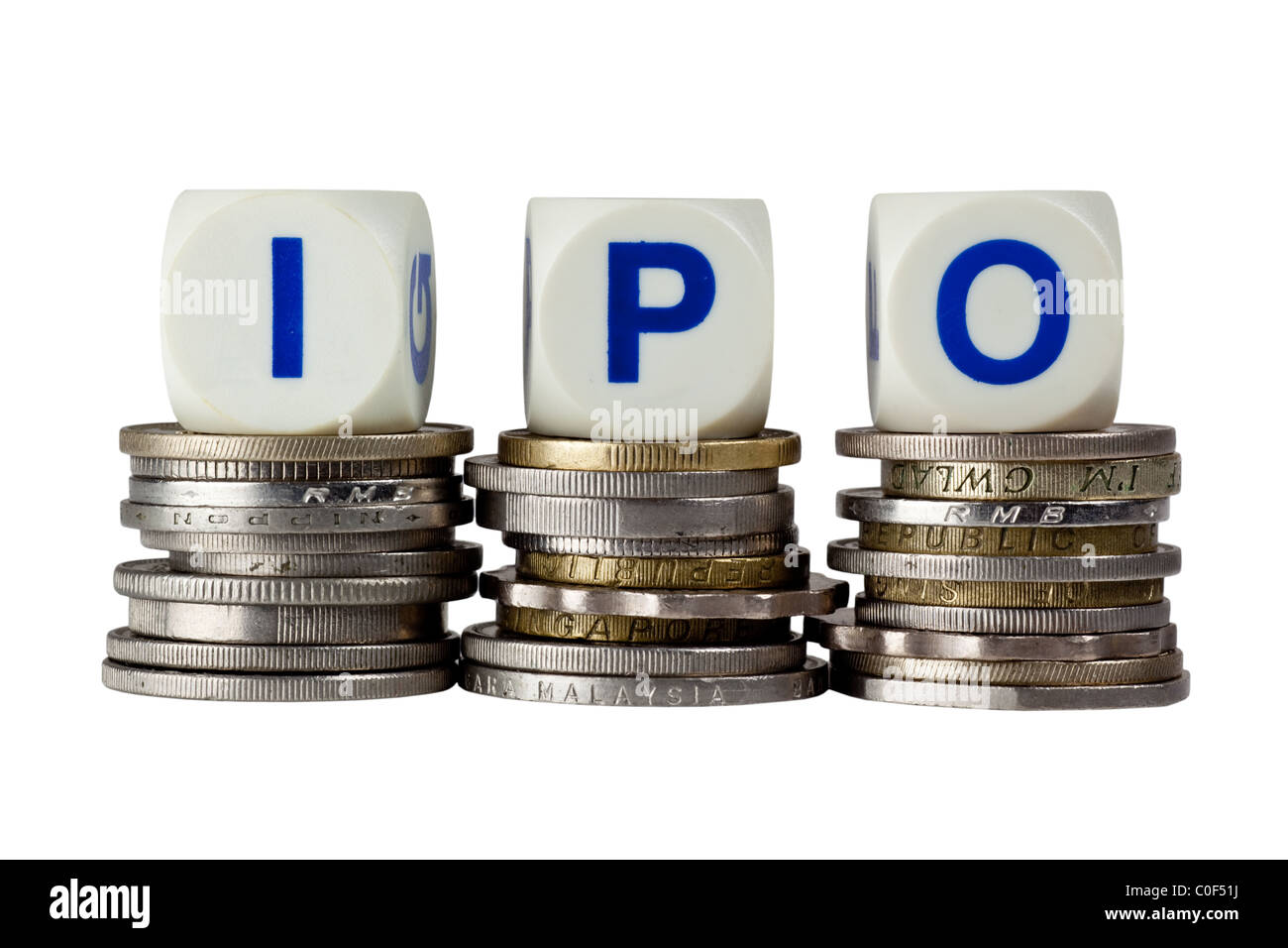 Stapel von Münzen mit den Buchstaben isoliert IPO auf weißem Hintergrund Stockfoto