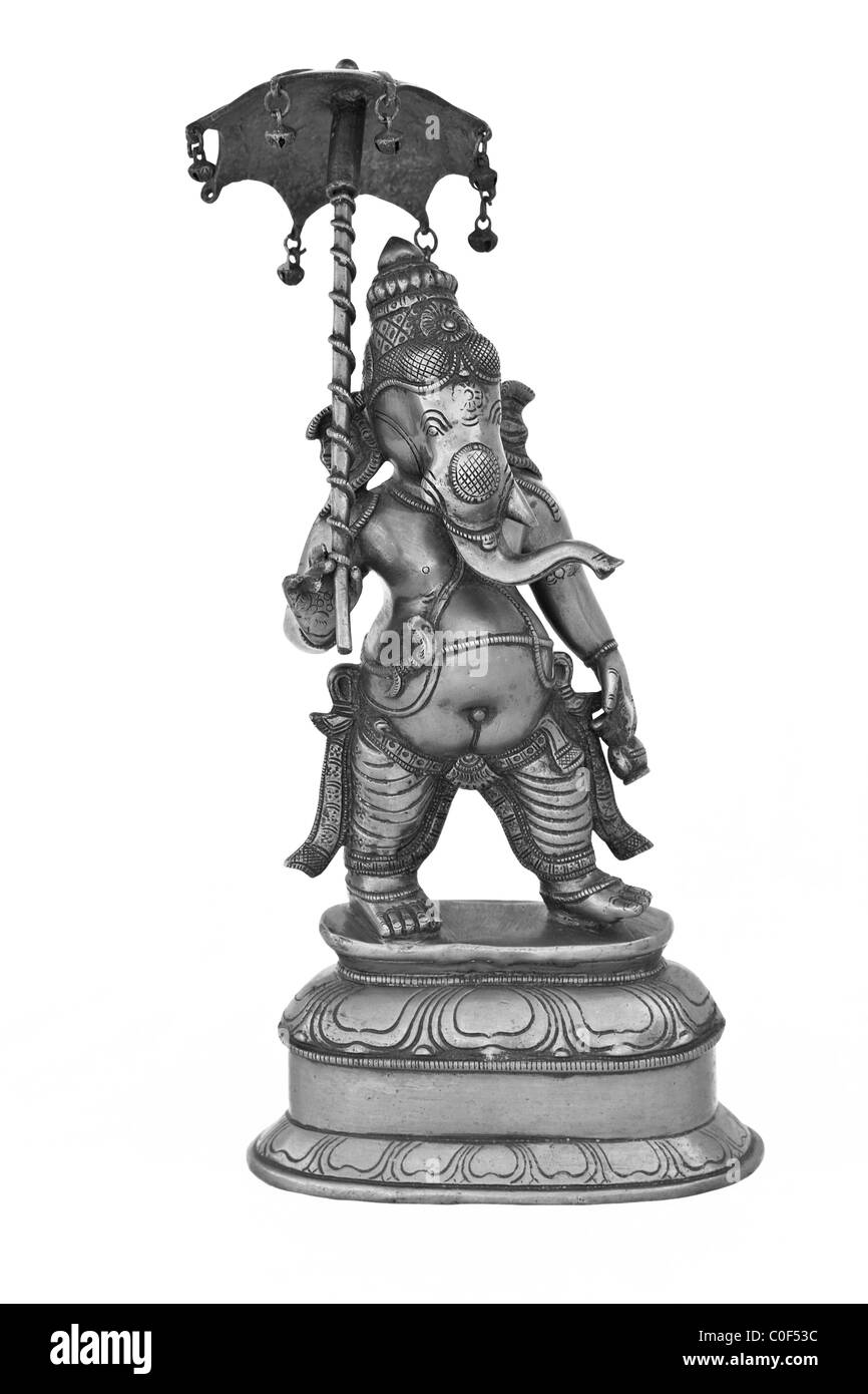 Statue des indischen Elefanten Gott Ganesh mit Regenschirm. Weißen Hintergrund. Schwarz und weiß. Stockfoto