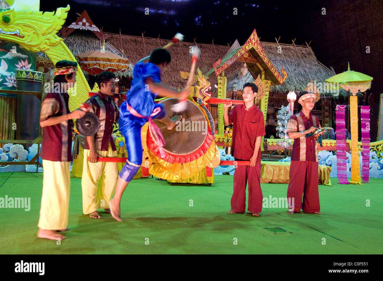 Thailand, Phuket. Thai Village traditionellen Folklore-Show, Thai Schlagzeuger. Stockfoto