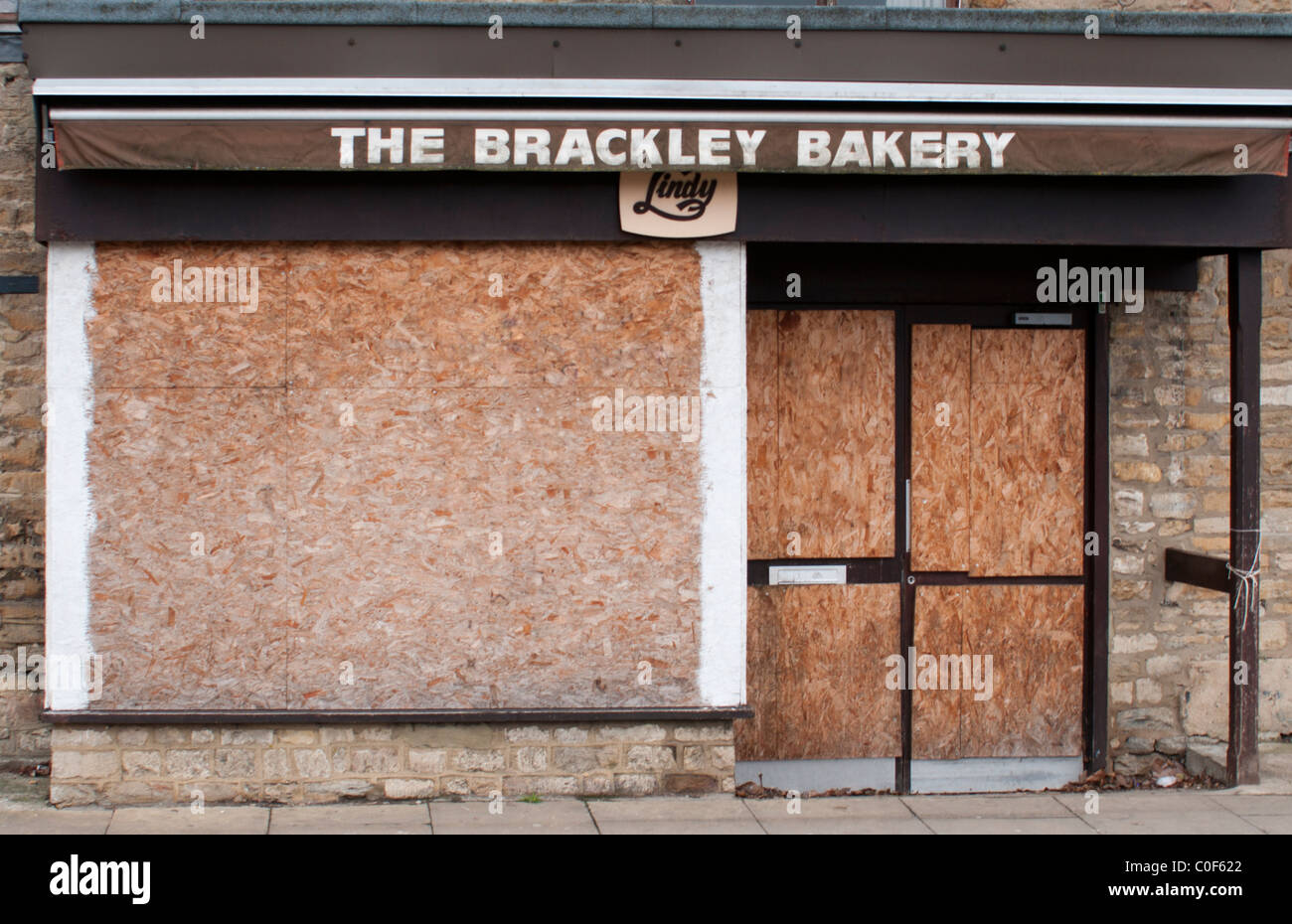 Lokalen Bäckerei geschlossen und mit Brettern vernagelt Stockfoto