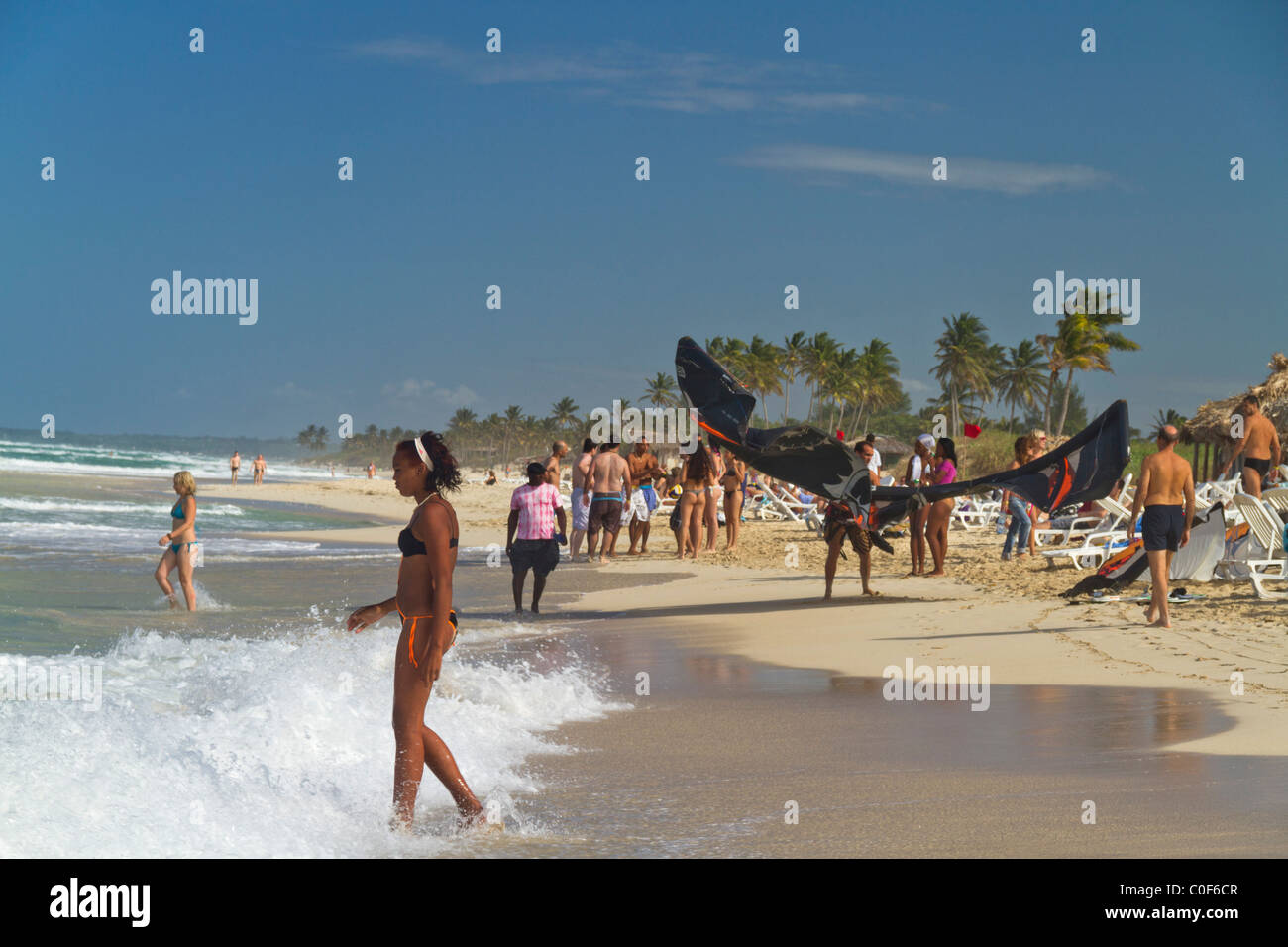 Kitesurfer und Teenager am Playa del Este, Santa Maria Del Mar, in der Nähe von Havanna Kuba Stockfoto