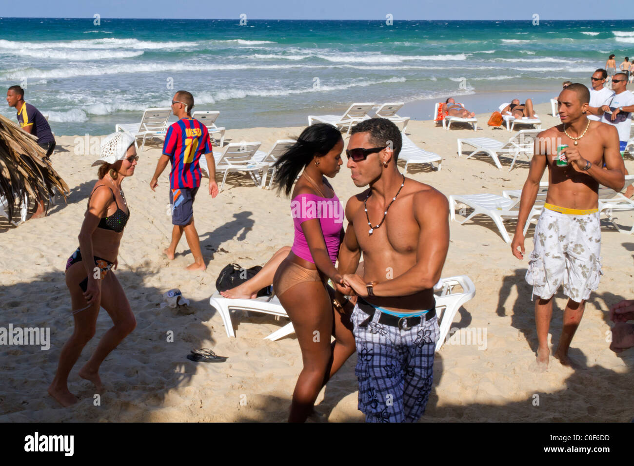 Teenager in Playa del Este, Santa Maria Del Mar, in der Nähe von Havanna Kuba tanzen Stockfoto