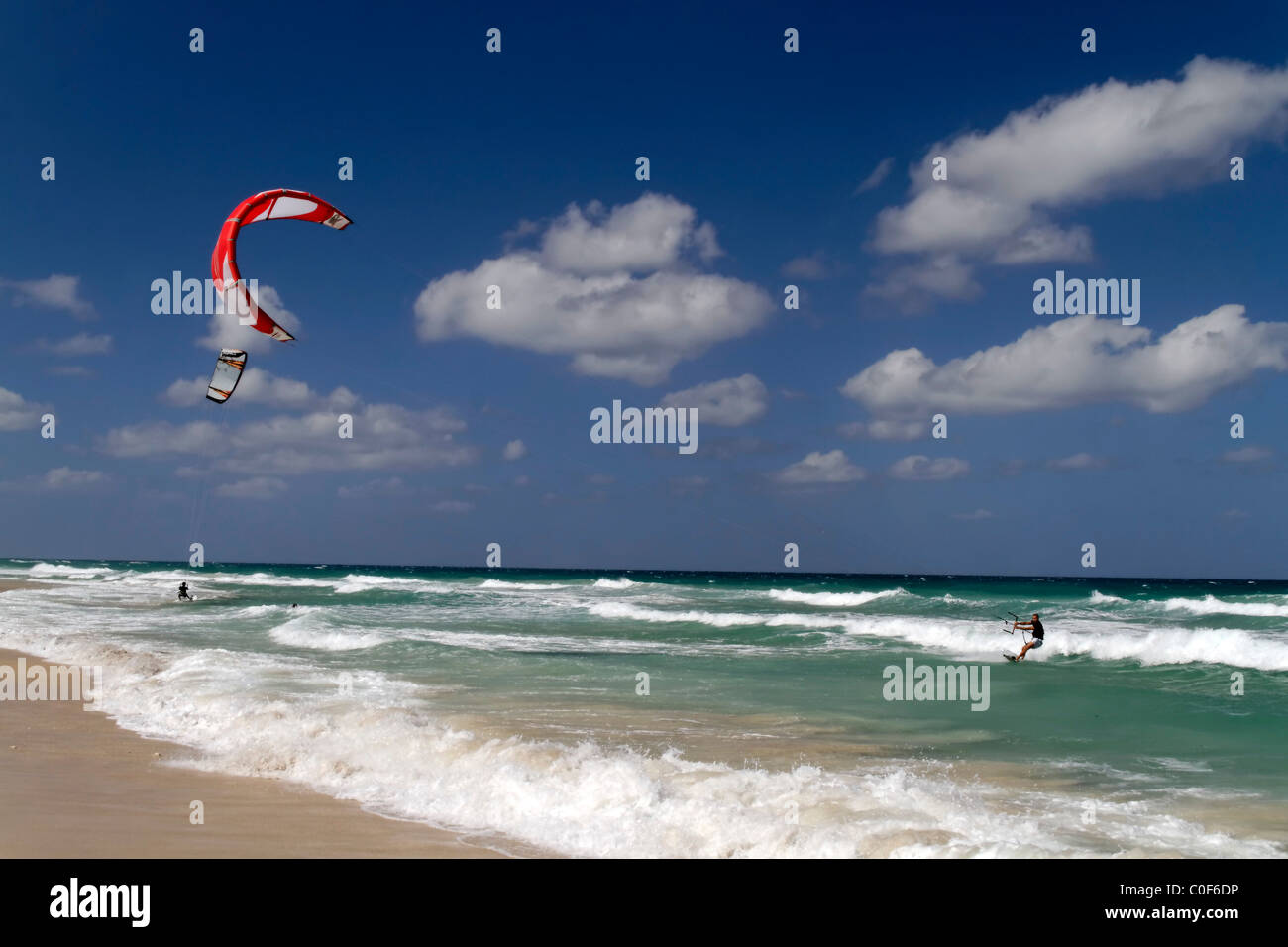Kitesurfer am Playa del Este in der Nähe von Havanna Kuba Stockfoto