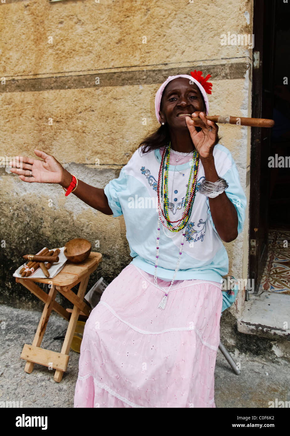Alten kubanischen Lady posiert mit Zigarren, Havanna-Kuba Stockfoto